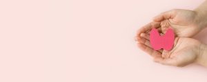 dia mundial tiroides manos mujeres sostienen forma papel glandula tiroides sobre fondo rosa